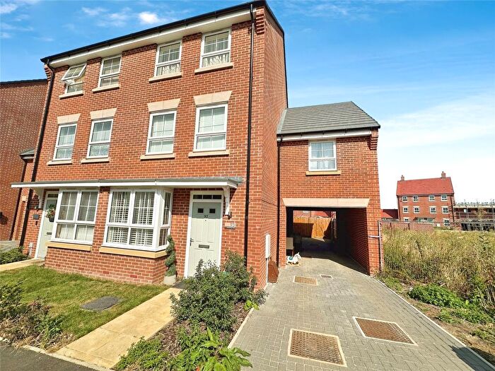 4 Bedroom Town House For Sale In Armstrongs Fields, Broughton, Aylesbury, Buckinghamshire, HP22