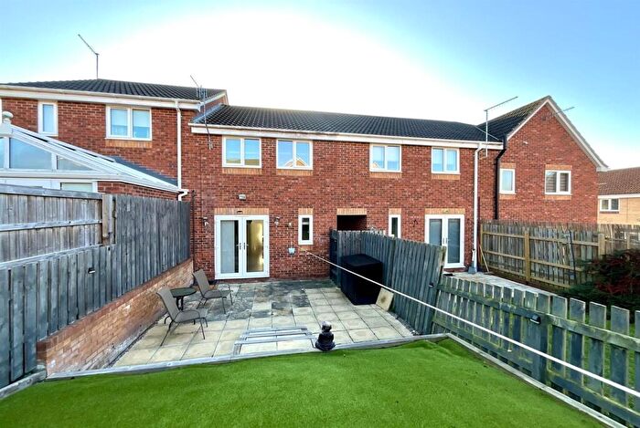 3 Bedroom Terraced House To Rent In Parklands View, Aston, S26