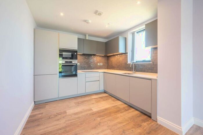 2 Bedroom Flat To Rent In Albert Road, New Barnet, Barnet, EN4