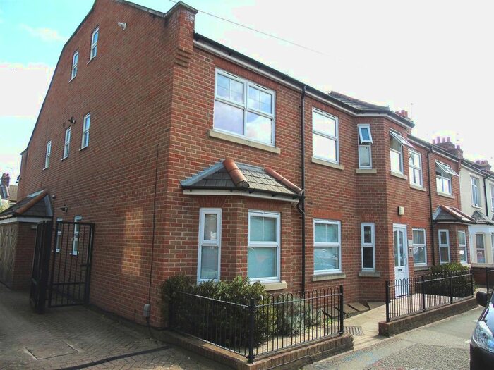 1 Bedroom Flat To Rent In Harwoods Road, Watford, WD18