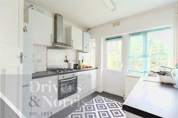 2 Bedroom Apartment To Rent In Torrington Court, North Finchley, London, N12