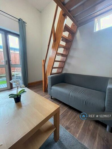 Studio To Rent In Burroughs Parade, London, NW4