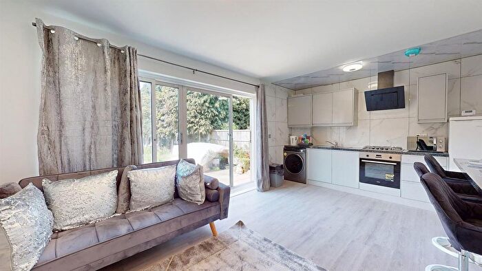 3 Bedroom Flat To Rent In Cadiz Road, Dagenham, RM10