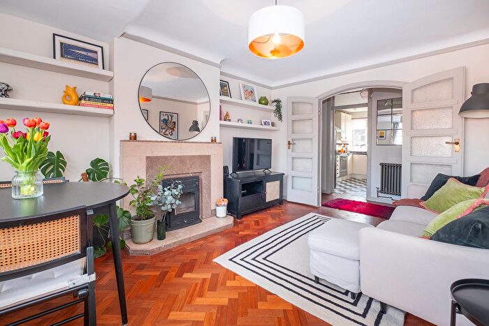 2 Bedroom Flat For Sale In Beaufort Road, Kingston Upon Thames, KT1