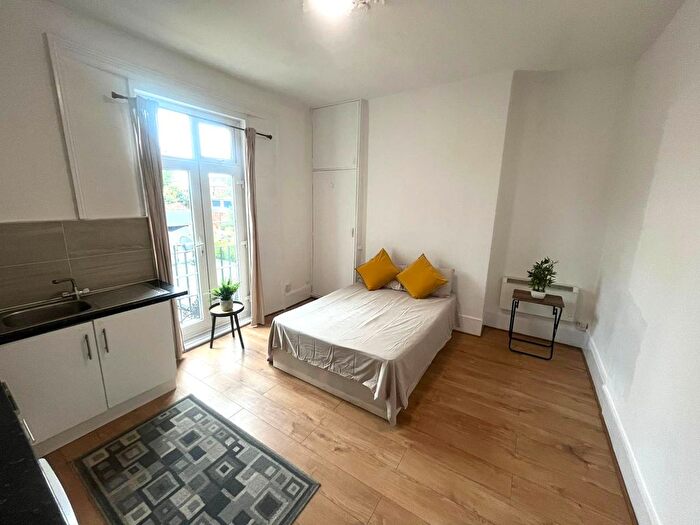 1 Bedroom Flat To Rent In Manor Road, Twickenham, TW2