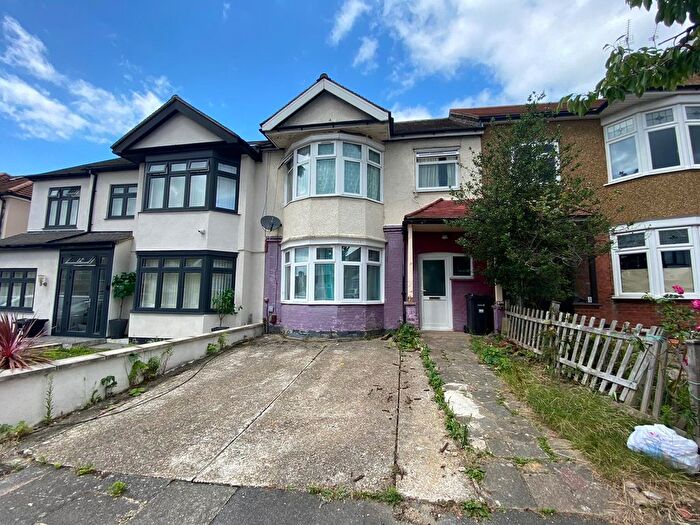 3 Bedroom Detached House To Rent In Castle Drive, Ilford, IG4