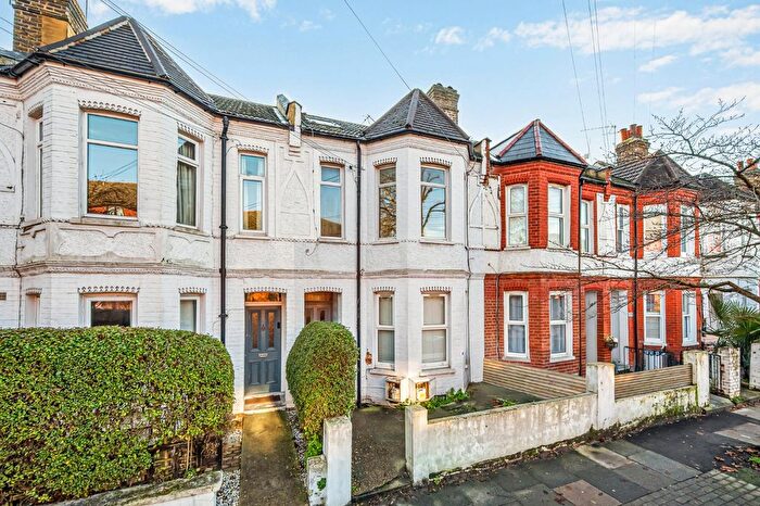 3 Bedroom Flat To Rent In Southfield Road, Acton Green, W4