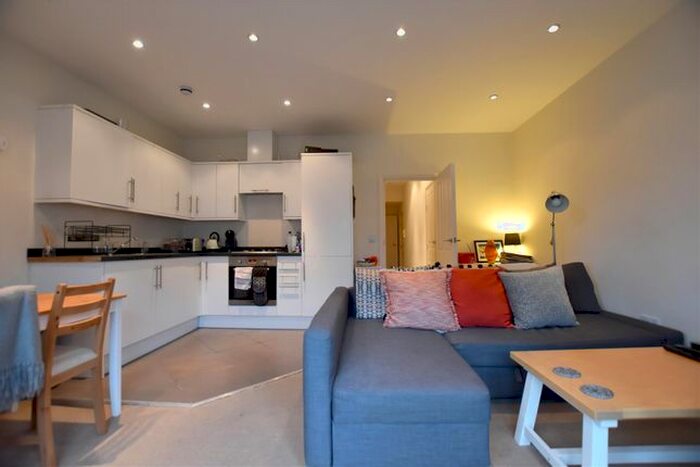1 Bedroom Flat To Rent In Castle Walk, Reigate, RH2