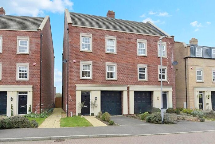 4 Bedroom Semi Detached House For Sale In Wharf Mews, Biggleswade, SG18