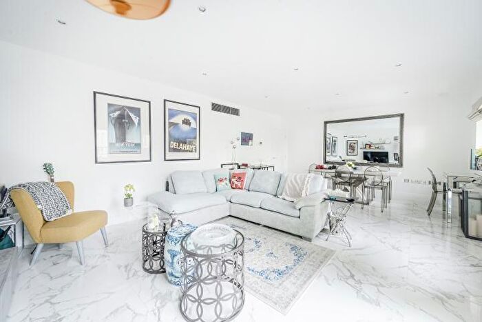 2 Bedroom Flat For Sale In Drayton Gardens, London, SW10
