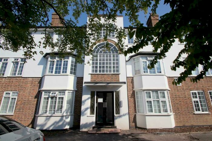 3 Bedroom Flat To Rent In Crestbrook Place, Green Lanes, London, N13