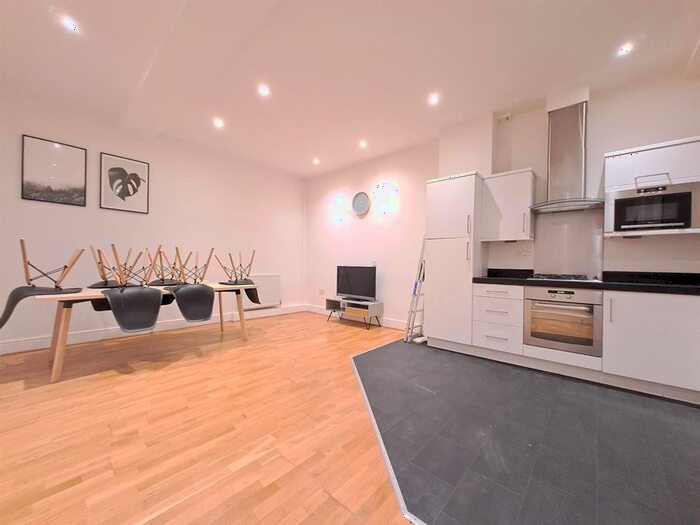 3 Bedroom Flat To Rent In High Street, Epsom, KT19