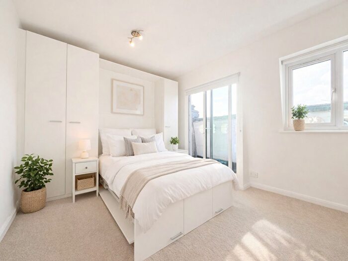 1 Bedroom Flat For Sale In Sinclair Road, London, W14