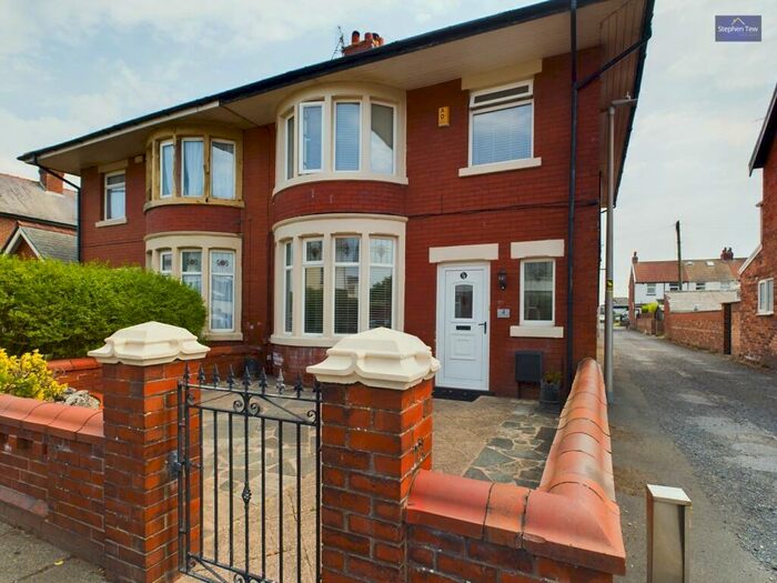 Houses for sale & to rent in FY4 1NU, Clifton Drive, Waterloo Blackpool