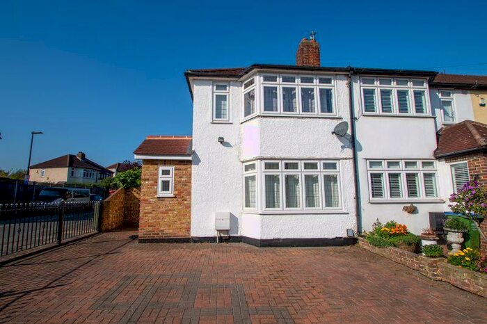 3 Bedroom End Of Terrace House To Rent In Radnor Avenue, Welling, DA16