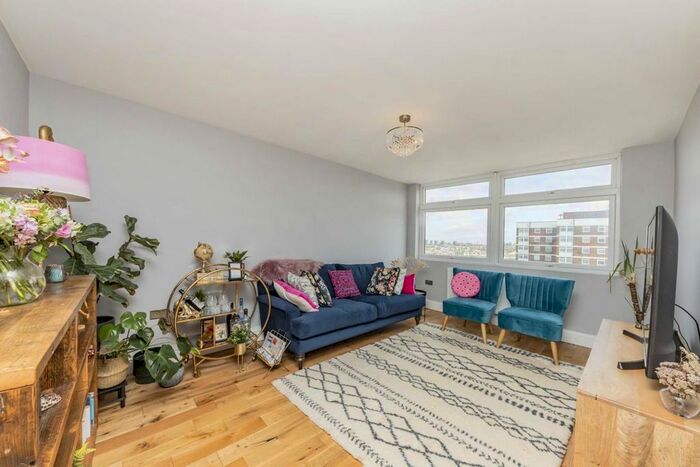 2 Bedroom Flat To Rent In Shepherds Bush Green, London, W12