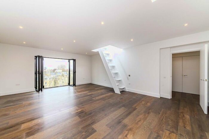 3 Bedroom Flat To Rent In Upper Richmond Road, London, SW15