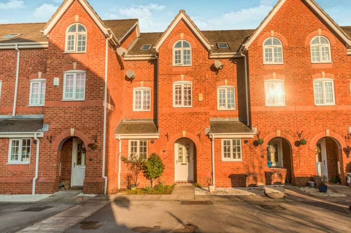 3 Bedroom Town House To Rent In Farrier Close, Sale Moor, Manchester, M33