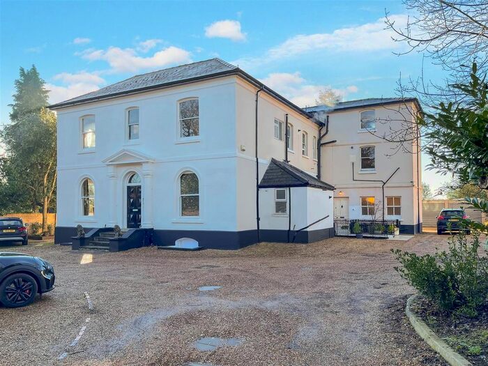 2 Bedroom Flat To Rent In Woburn Hill, Addlestone, KT15