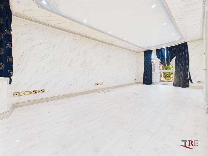 4 Bedroom Semi-Detached House To Rent In Buckingham Gardens, Edgware, HA8