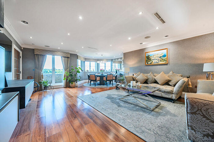 3 Bedroom Flat For Sale In Cockfosters Road, Barnet, EN4