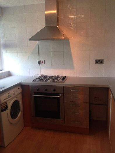 3 Bedroom Flat To Rent In Blanchedowne, London, SE5