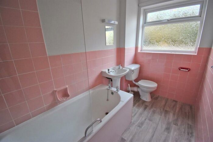 2 Bedroom Apartment To Rent In Court Drive, Cromer, NR27