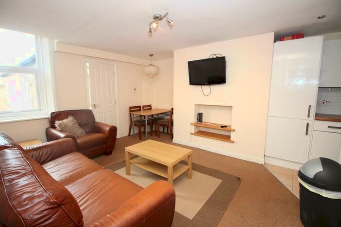 4 Bedroom Flat To Rent In Grosvenor Road, Jesmond, Newcastle Upon Tyne, NE2