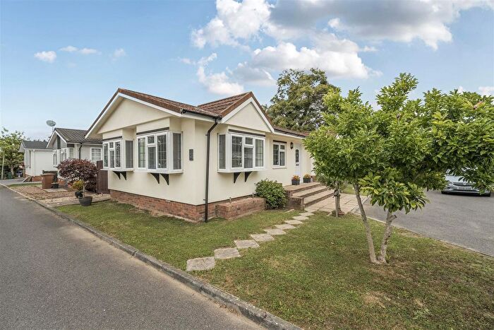 2 Bedroom Mobile/park Home For Sale In Bletchenden Road, Headcorn, Ashford, TN27