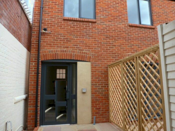 2 Bedroom Flat To Rent In Scots Lane, Salisbury, SP1