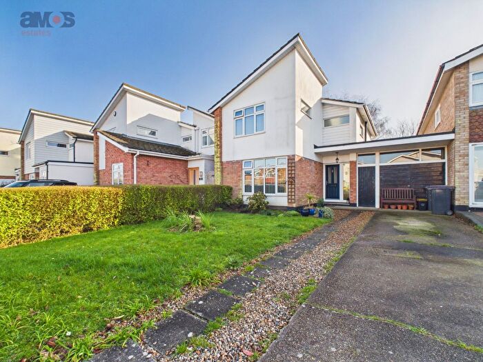 3 Bedroom Link Detached House For Sale In Kilnwood Avenue, Hockley, Essex, SS5