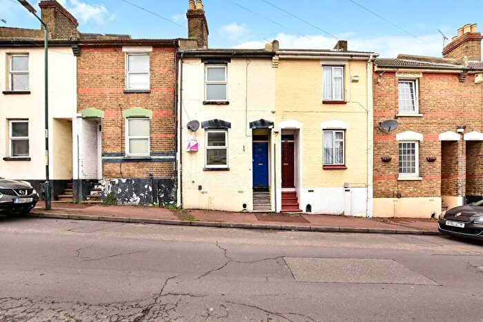 3 Bedroom Terraced House To Rent In Castle Road, Chatham, Kent, ME4
