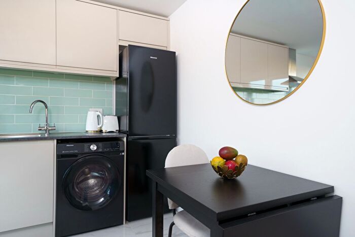 2 Bedroom Flat To Rent In Weatherley Close, London, E3