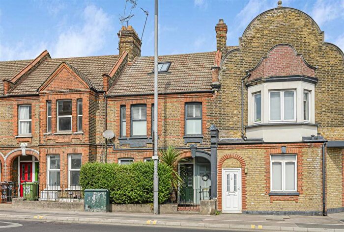 2 Bedroom Flat To Rent In Forest Road, Walthamstow, E17