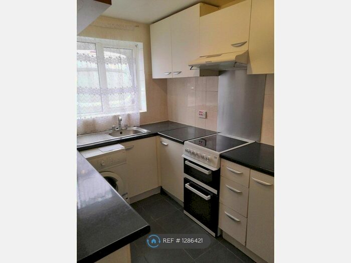 1 Bedroom Flat To Rent In Trotwood, Chigwell IG7
