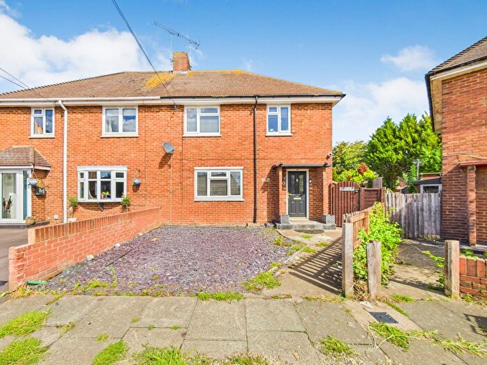 3 Bedroom Semi Detached House For Sale In Myrtle Grove, Aveley, Essex, RM15