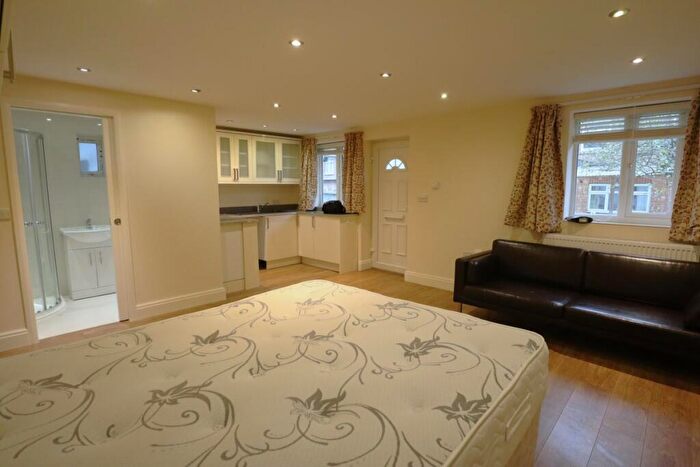 Flat To Rent In Montpelier Rise, Brent Cross, NW11