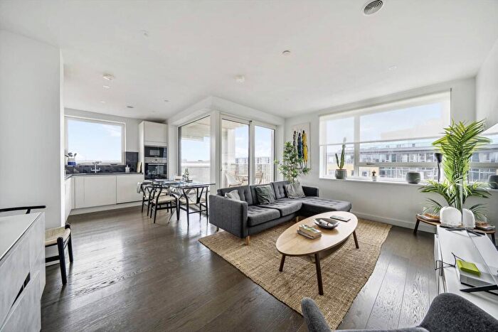 2 Bedroom Flat To Rent In Walworth Road, Elephant And Castle, London, SE17