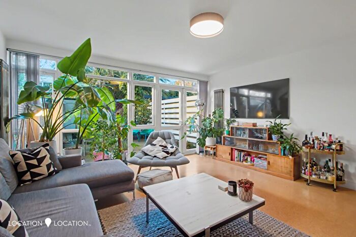 3 Bedroom Terraced House For Sale In Elton Place, London, N16