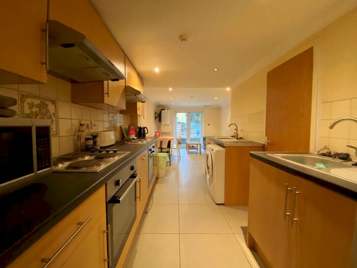 6 Bedroom Terraced House To Rent In Rhymney Street, Cathays, CF24