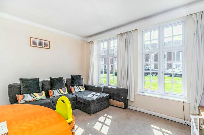 2 Bedroom Property To Rent In Portsmouth Road, Thames Ditton, KT7