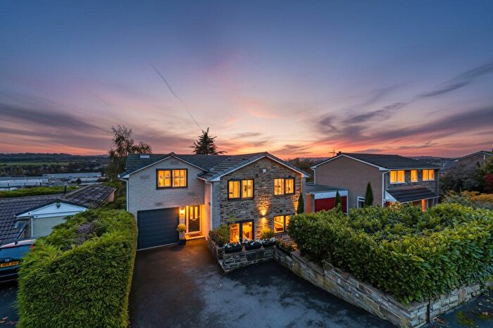 5 Bedroom Detached House For Sale In Vine Close, Clifton, HD6