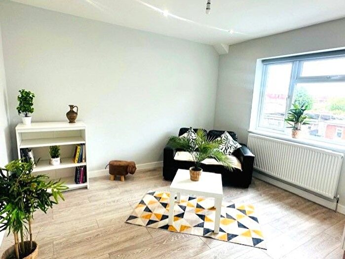 3 Bedroom Flat To Rent In Hinton Avenue, Hounslow, TW4
