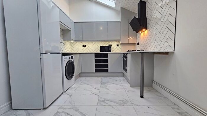 2 Bedroom Flat To Rent In Albany Road, Roath, Cardiff, CF24