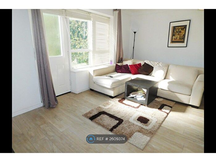 1 Bedroom Flat To Rent In Summerseat Close, Salford, M5