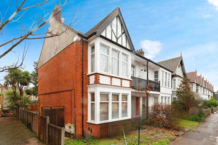 2 Bedroom Flat For Sale In Ramuz Drive, Westcliff-on-Sea, Essex, SS0