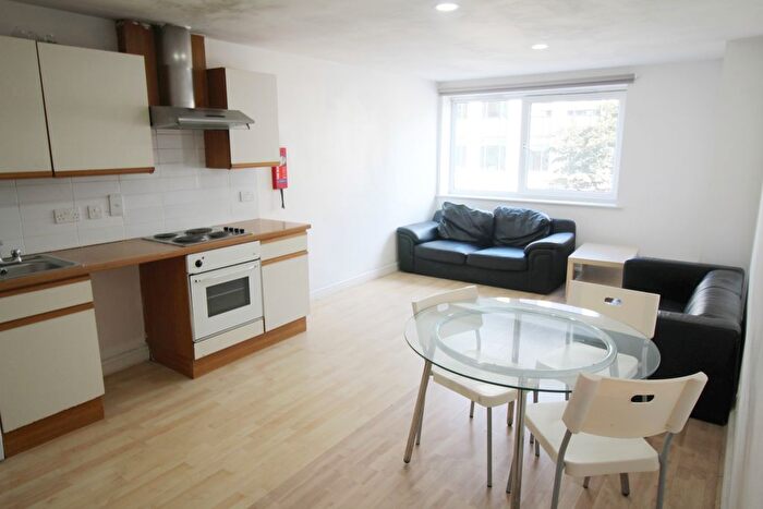 2 Bedroom Flat To Rent In Flat, Clarendon Road, Leeds, LS2