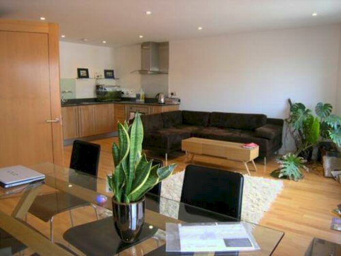 2 Bedroom Flat To Rent In Garden Walk, Shoreditch, EC2A