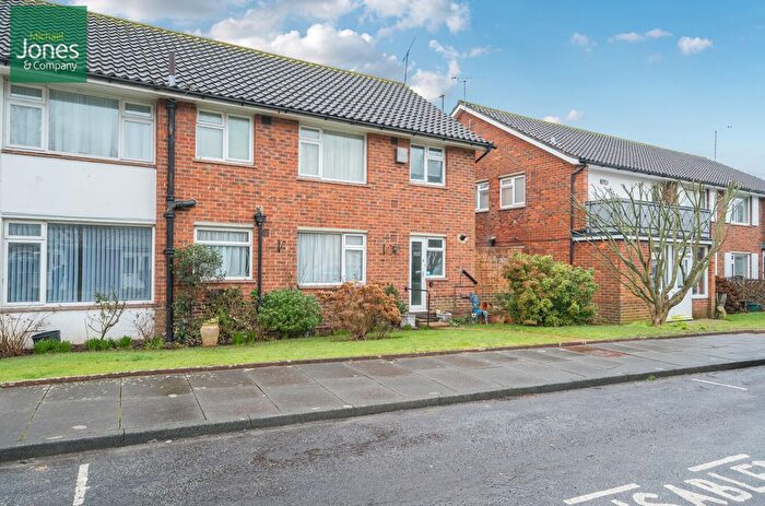 2 Bedroom Flat To Rent In Chatsmore Crescent, Goring-By-Sea, Worthing, West Sussex, BN12
