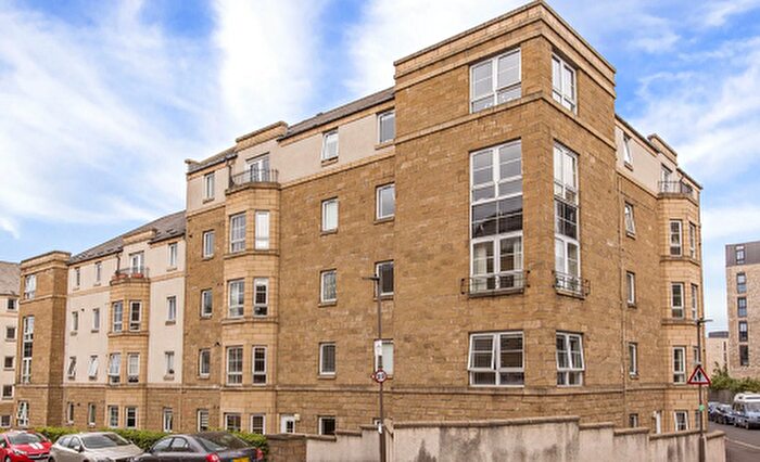 3 Bedroom Flat To Rent In , Dicksonfield, Edinburgh, EH7
